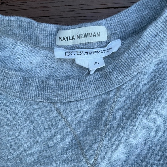 Grey BCBG sweater with cold shoulders - Picture 4 of 4